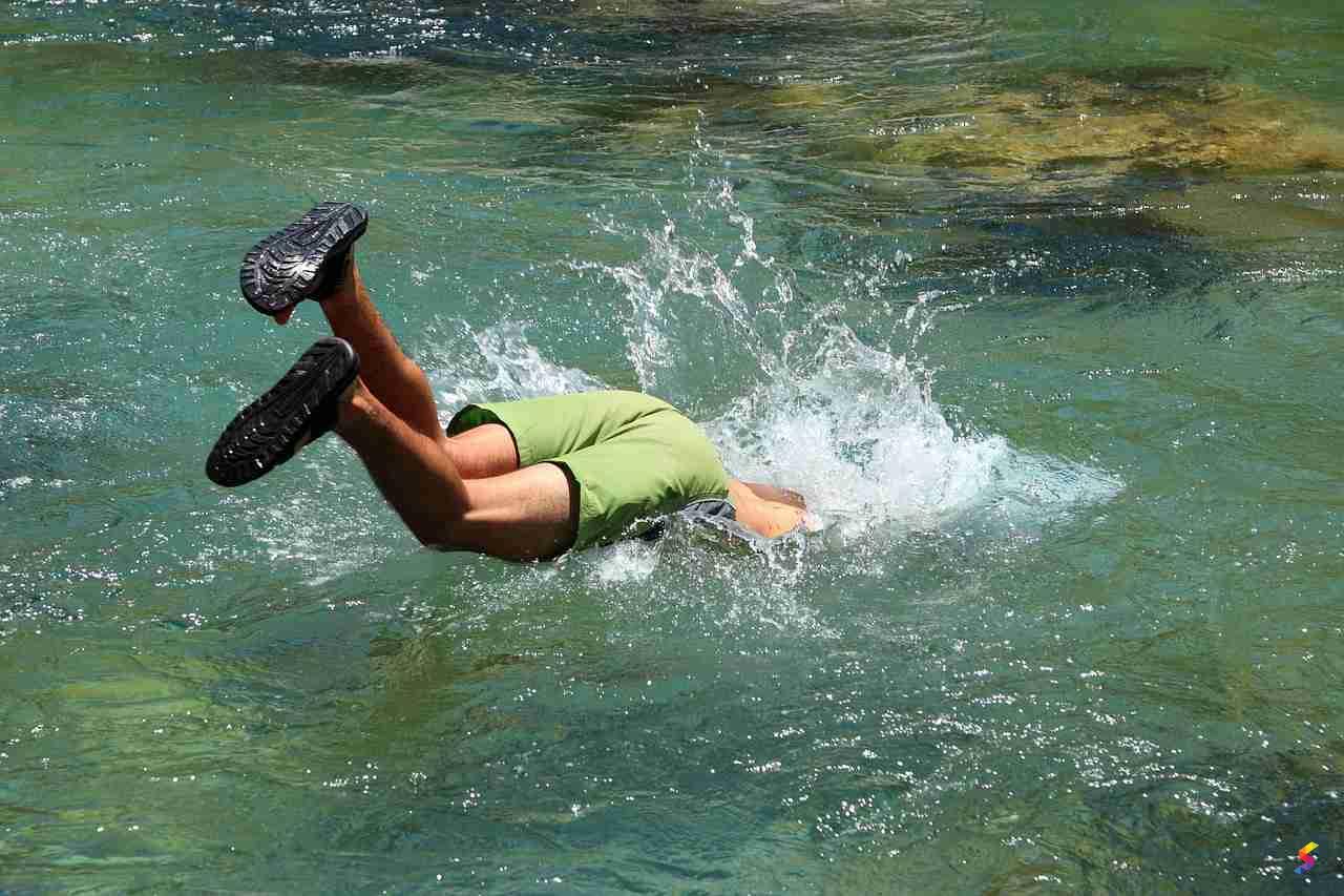 Plunge - Definition, Meaning & Synonyms