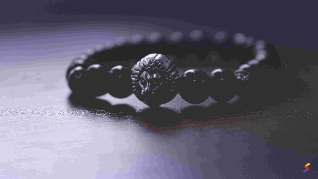 Define Bracelet, Bracelet Meaning, Bracelet Examples, Bracelet Synonyms