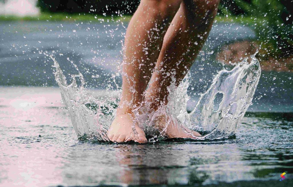 Define Splash, Splash Meaning, Splash Examples, Splash Synonyms, Splash