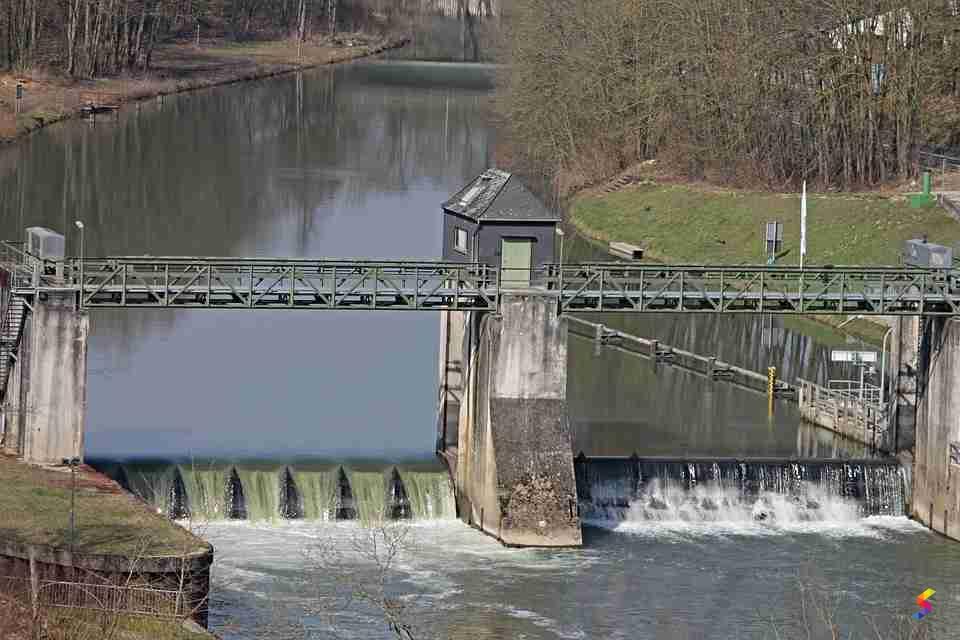 Define Barrage, Barrage Meaning, Barrage Examples, Barrage Synonyms