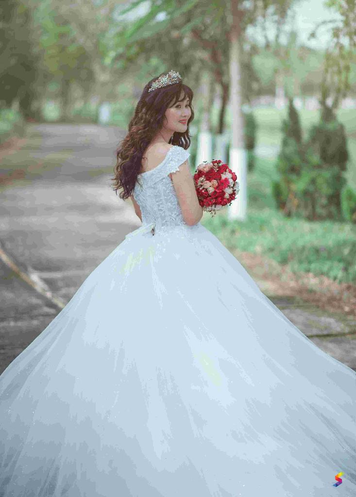 💕 P O S H B R I D E 💕 This dress is a true definition of a “Posh Bride”  😁 A bride who is ELEGANT but Still DARING 👌 a gorgeous marmaid… |  Instagram