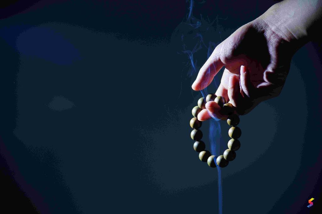 Define Bracelet, Bracelet Meaning, Bracelet Examples, Bracelet Synonyms